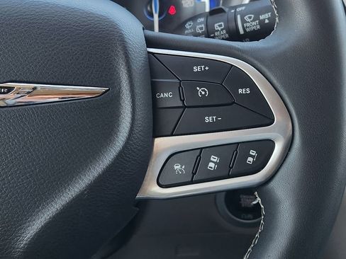Used 2023 Chrysler Pacifica Touring-L FWD image 29