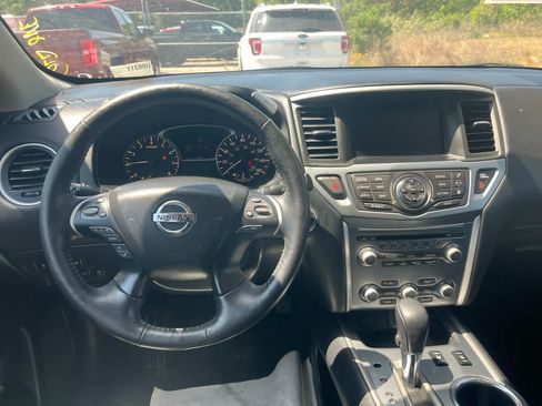 Used 2019 Nissan Pathfinder SL image 4
