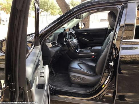 Used 2020 Toyota Highlander XLE FWD image 7