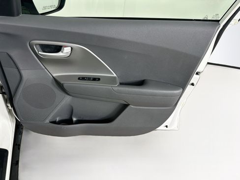 Used 2018 Kia Niro LX FWD image 30