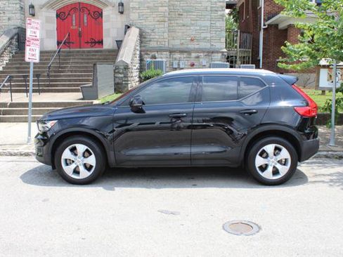 Used 2022 Volvo XC40 T5 Momentum image 4