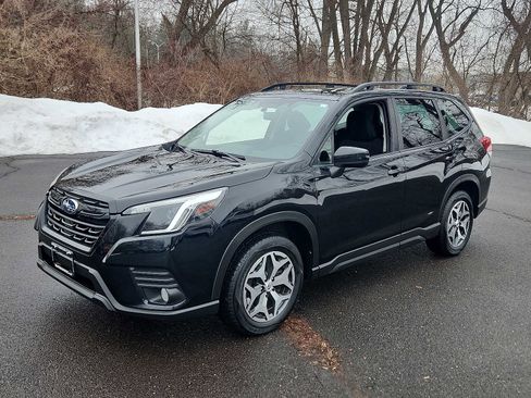Used 2023 Subaru Forester Premium image 3
