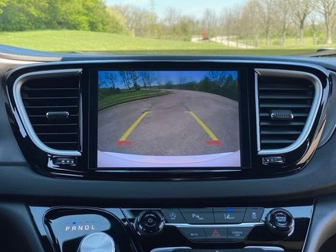 Used 2025 Chrysler Pacifica Select FWD image 28