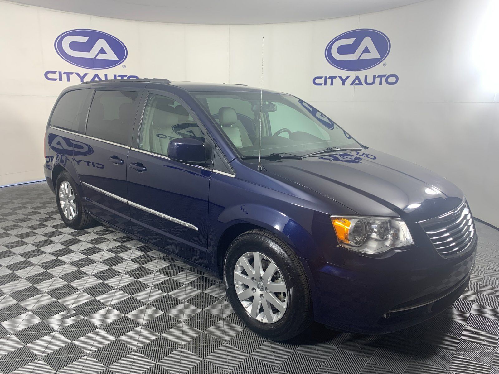 Used 2015 Chrysler Town & Country Touring w/ Trailer Tow Group FWD image 1