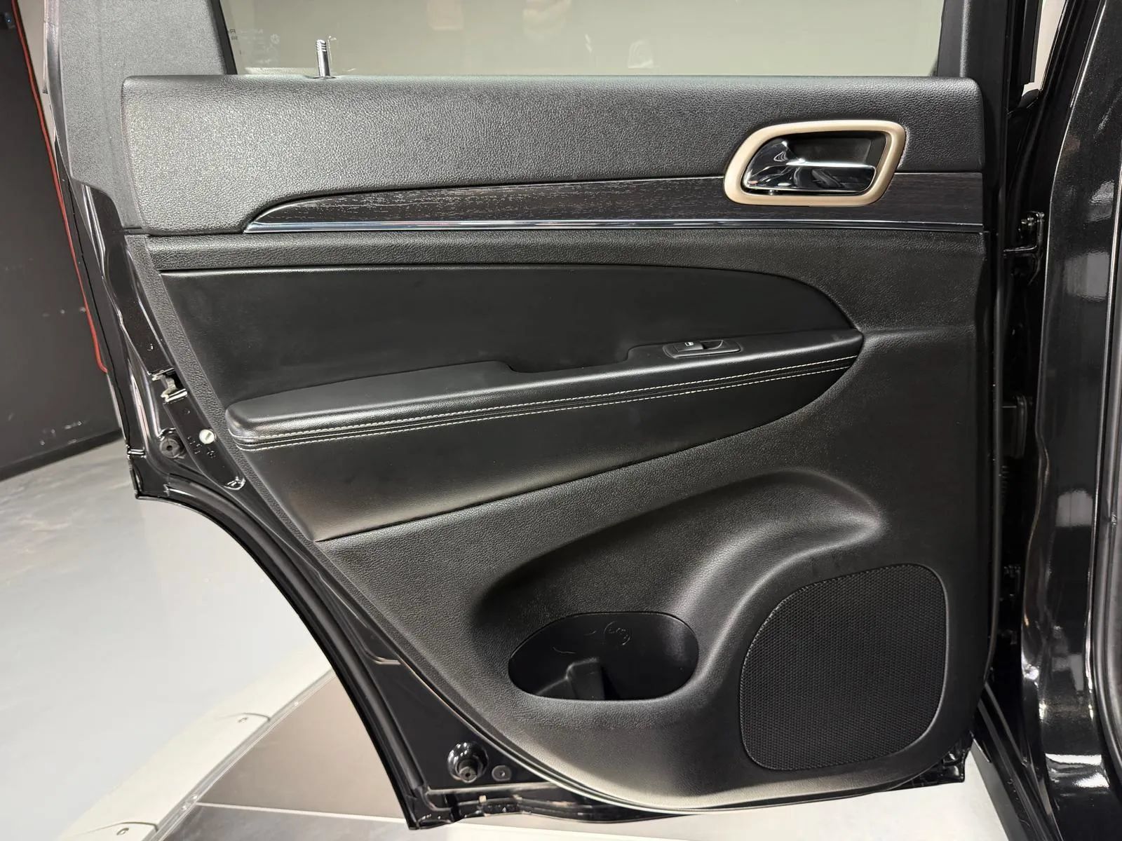 Used 2014 Jeep Grand Cherokee Limited RWD image 17