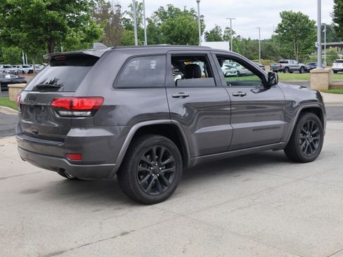 Used 2018 Jeep Grand Cherokee Altitude RWD image 9