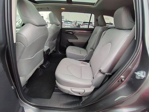 Used 2025 Toyota Highlander Platinum image 16