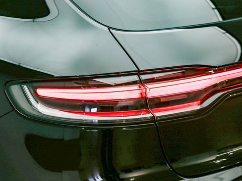 Certified 2025 Porsche Macan AWD/4WD image 15