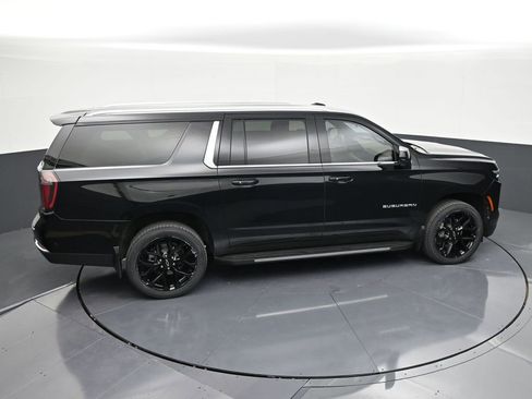 Used 2025 Chevrolet Suburban LT RWD image 17