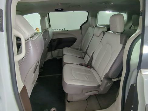 Used 2017 Chrysler Pacifica Touring-L image 21