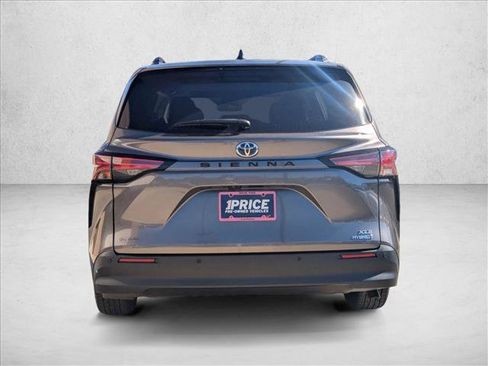 Used 2021 Toyota Sienna XLE image 6