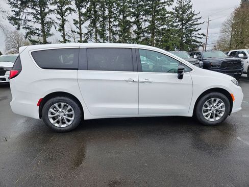 New 2026 Chrysler Pacifica Select image 8