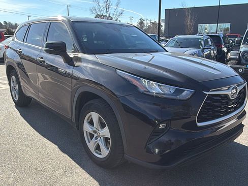 Used 2020 Toyota Highlander LE image 5
