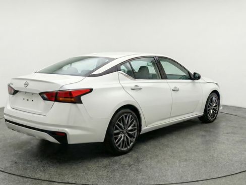 Used 2025 Nissan Altima 2.5 SV image 9