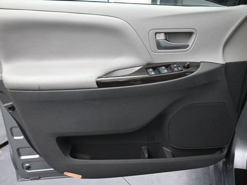 Used 2018 Toyota Sienna XLE FWD image 18