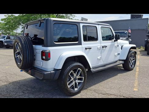Used 2024 Jeep Wrangler Unlimited w/ Convenience Group AWD/4WD image 8