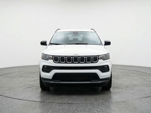 Used 2025 Jeep Compass Latitude AWD/4WD image 2