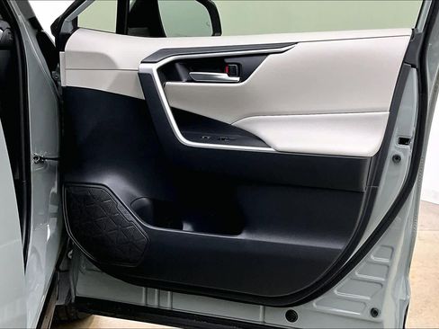 Used 2020 Toyota RAV4 XLE Premium FWD image 27