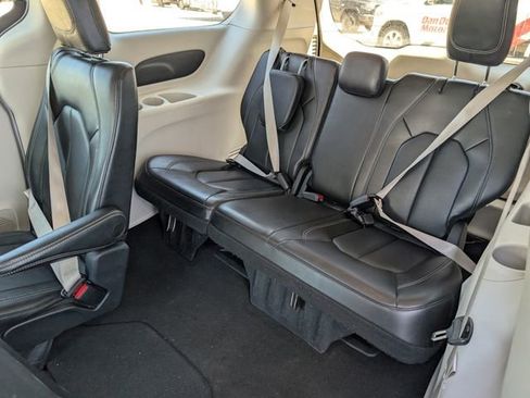 Used 2023 Chrysler Pacifica Touring-L FWD image 13