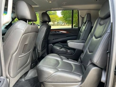 Used 2018 Cadillac Escalade ESV Luxury RWD image 16