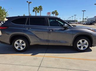 Used 2023 Toyota Highlander LE FWD video 4