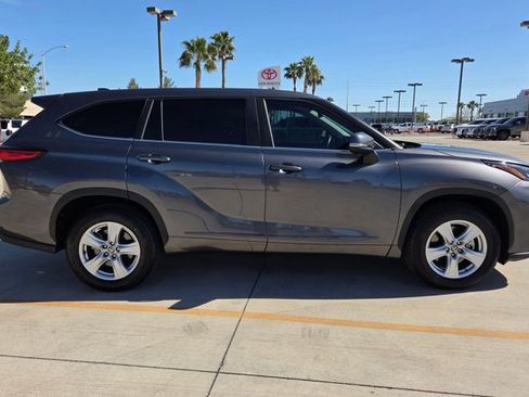 Used 2023 Toyota Highlander LE FWD image 4