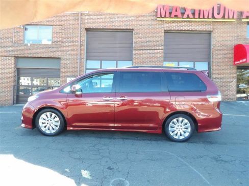 Used 2015 Toyota Sienna SE image 2