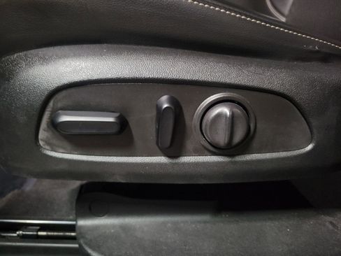 Used 2023 GMC Acadia SLT image 22