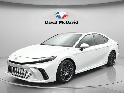 Used 2025 Toyota Camry XLE image 1