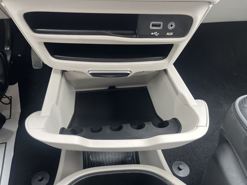Used 2019 Chrysler Pacifica Limited w/ Tire & Wheel Group FWD image 35