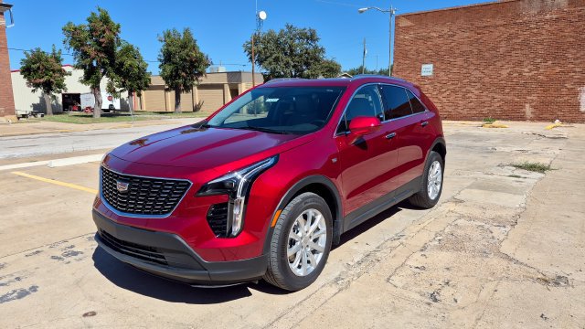 Used 2023 Cadillac XT4 Luxury w/ Cold Weather Package FWD image 3