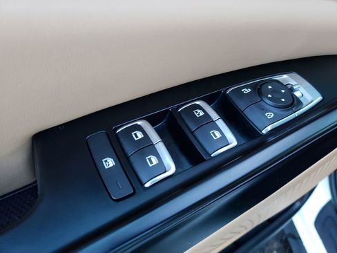 Used 2024 Kia Carnival LX image 19