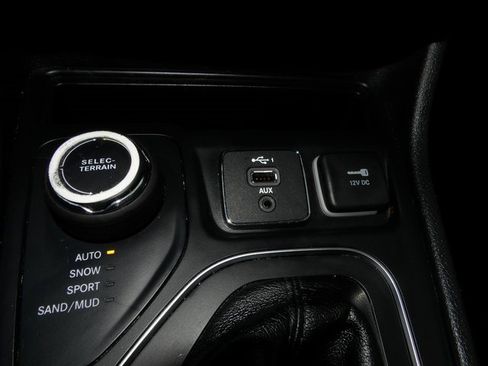 Used 2019 Jeep Cherokee Latitude Plus w/ Comfort/Convenience Group image 26