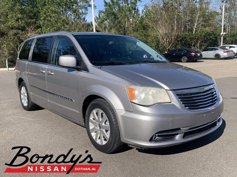 Used 2014 Chrysler Town & Country Touring image 1