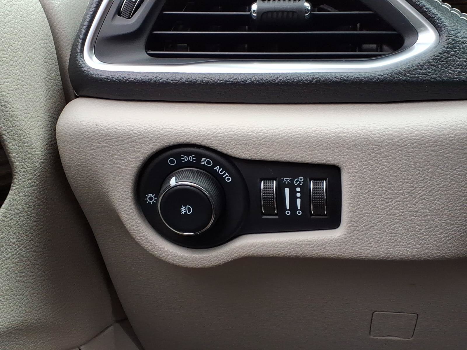 Used 2023 Chrysler Pacifica Limited FWD image 30