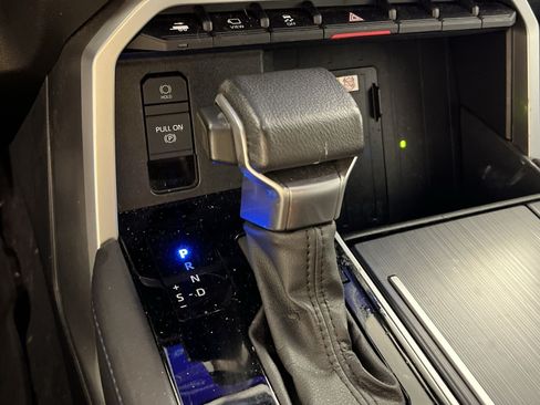 Used 2024 Toyota Sequoia Platinum AWD/4WD image 22
