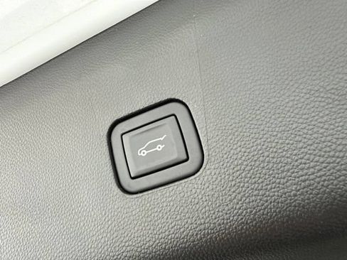 Used 2023 Buick Enclave Essence w/ Experience Buick Package FWD image 8