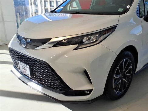 Used 2022 Toyota Sienna XSE image 7