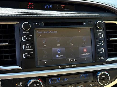 Used 2019 Toyota Highlander XLE image 12