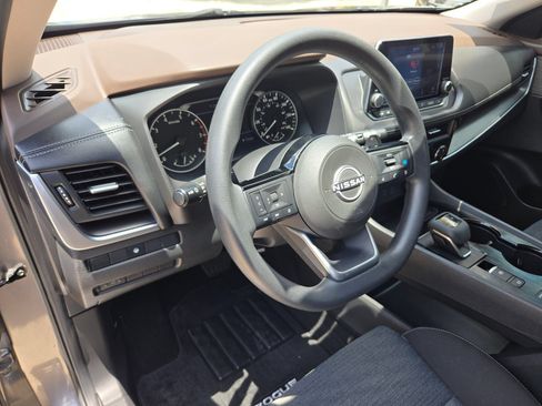 Used 2023 Nissan Rogue SV FWD image 10