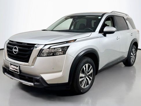 Used 2025 Nissan Pathfinder SL FWD image 1