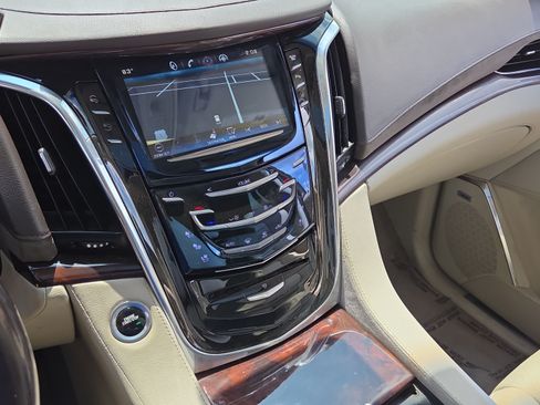 Used 2015 Cadillac Escalade Luxury AWD/4WD image 28