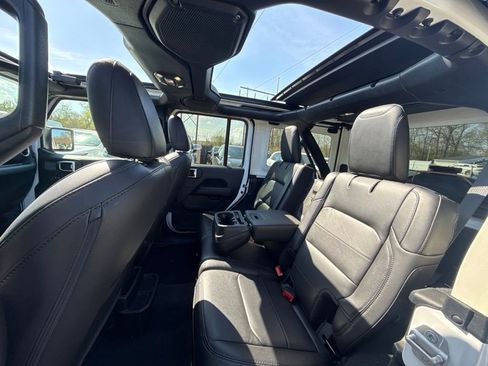 Used 2022 Jeep Wrangler Unlimited Sahara AWD/4WD image 18