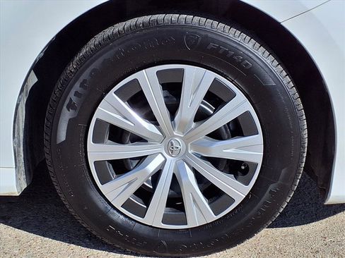 Used 2020 Toyota Camry LE image 21