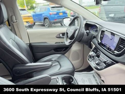 Used 2023 Chrysler Pacifica Touring-L FWD image 33