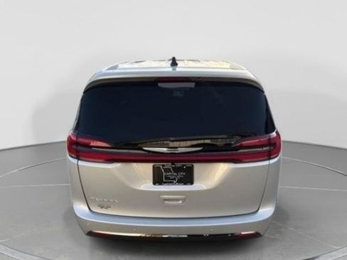 New 2026 Chrysler Pacifica Select image 4