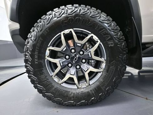 Used 2026 Chevrolet Colorado ZR2 w/ Technology Package AWD/4WD image 16