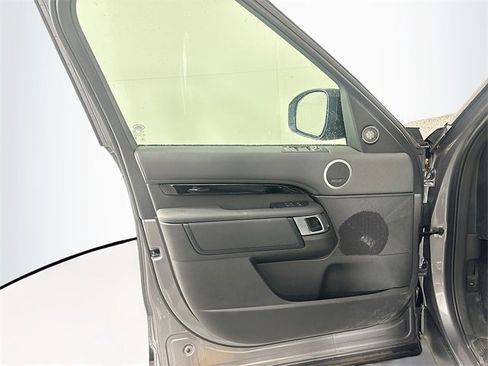 Used 2024 Land Rover Discovery S image 11