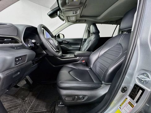 Used 2024 Toyota Highlander XLE AWD/4WD image 20