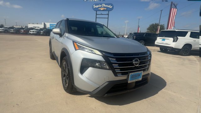 Used 2025 Nissan Rogue SV AWD/4WD image 2